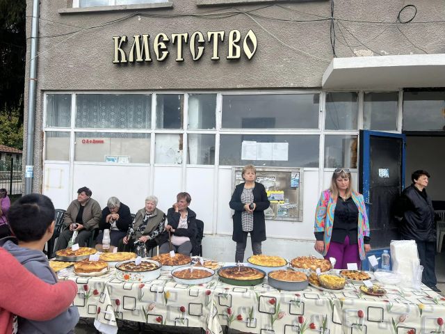За поредна година местни готвачи показаха своите кулинарни умения на Празника на картофа и дзивата в с.Поповяне