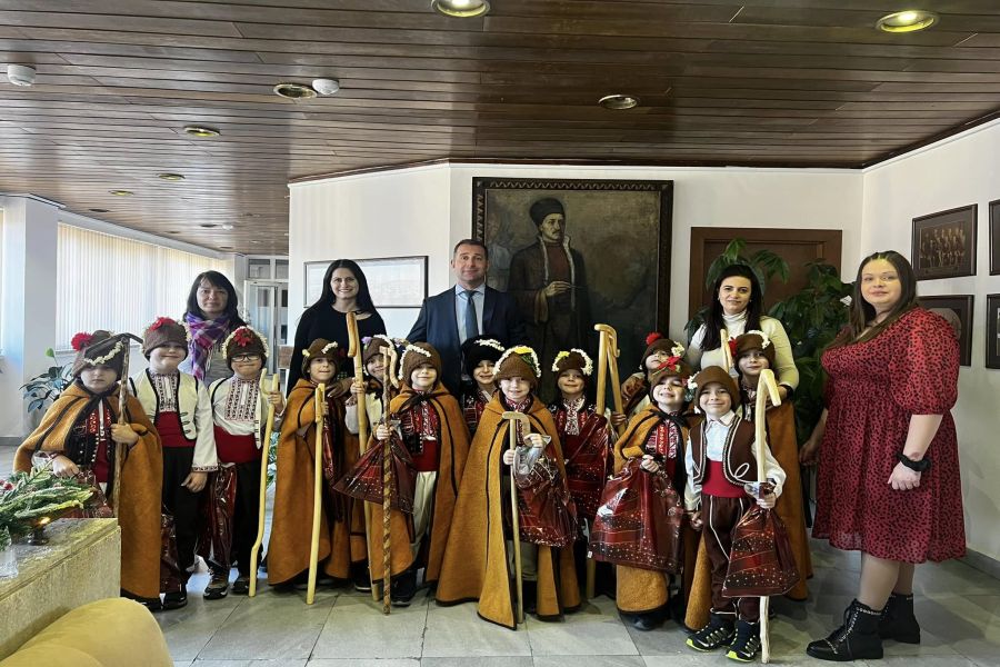С богата и автентична българска фолклорна програма, коледари от ДГ „Детелина” посетиха кмета инж. Ангел Джоргов и администрацията