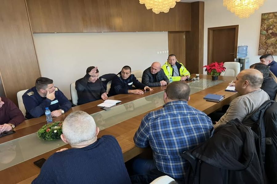 Тази сутрин кметът инж. Ангел Джоргов свика оперативка с основните членове на Постоянно действащата комисия за работа през зимен сезон 2024/2025 при усложнена зимна обстановка