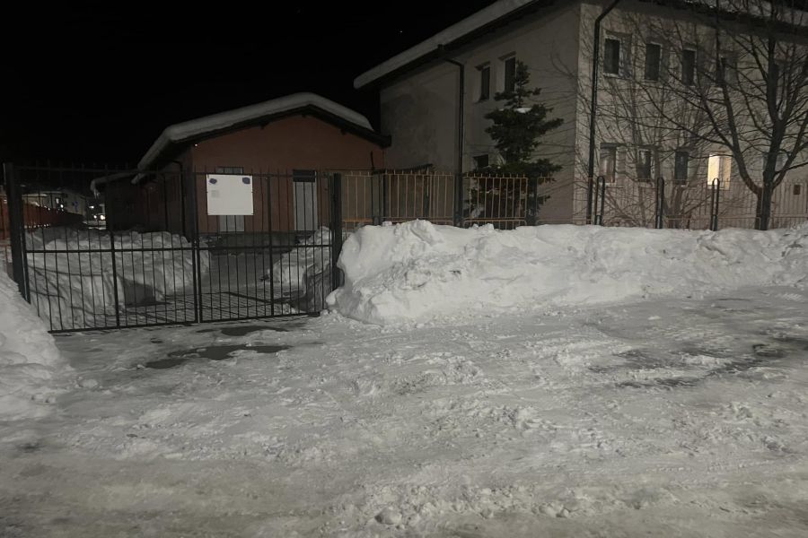 Повече от 40 служители на Общината участваха в почистването на тротоарите в Самоков през всичките почивни дни за коледните и новогодишните празници