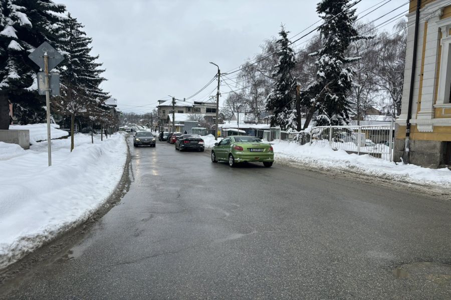 След снеговалежа през почивните дни, снегопочистващите машини са работили на всички улици в град Самоков