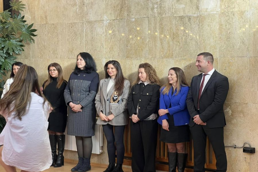 Връчване плакетите на родените през 2024 година бебета